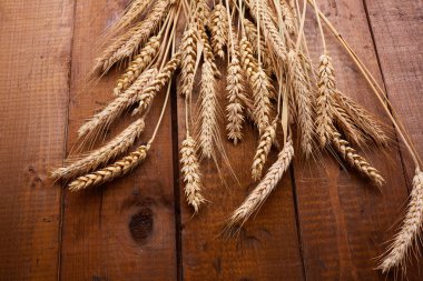 ahşap zemin üzerinde buğday spikelets