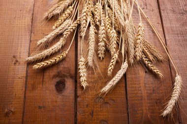 ahşap zemin üzerinde buğday spikelets