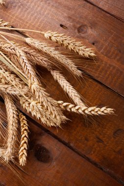 ahşap zemin üzerinde buğday spikelets