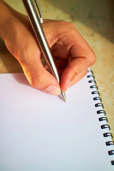 Пиши ручкой в блокноте — стоковое фото