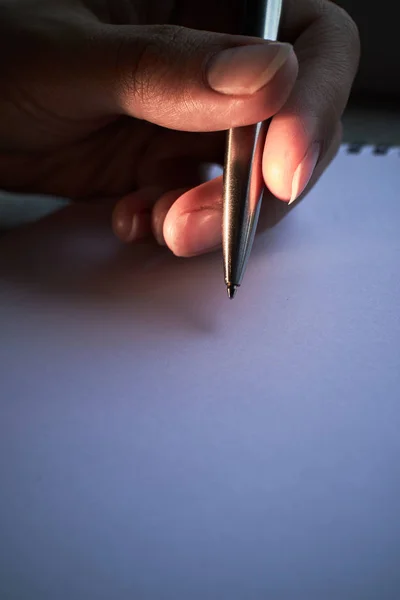 Пиши ручкой в блокноте — стоковое фото