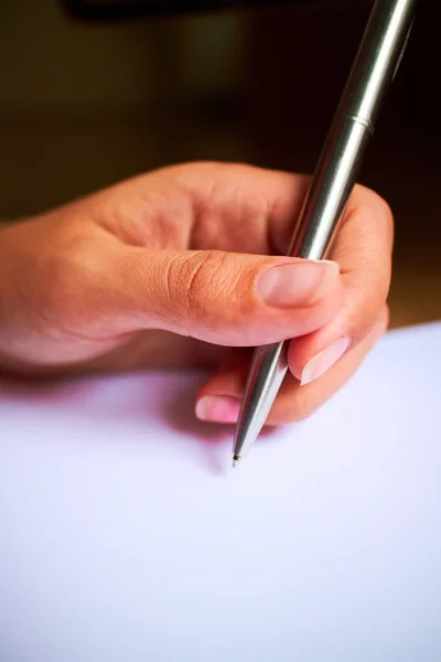 Escribir con una pluma en un cuaderno —  Fotos de Stock