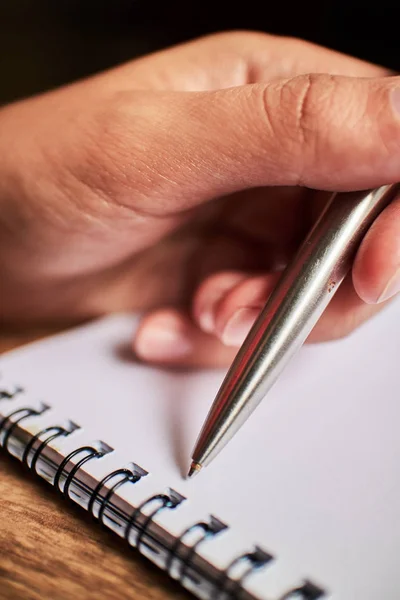 Γράψτε με στυλό σε ένα σημειωματάριο — Φωτογραφία Αρχείου