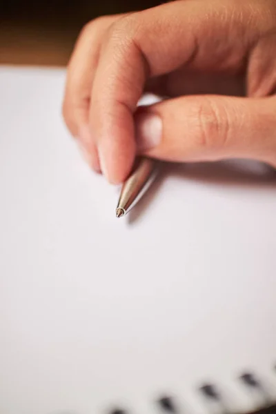 Bir defter kalem ile yazmak — Stok fotoğraf