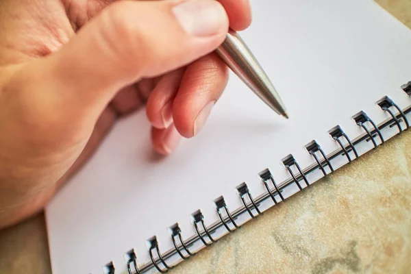 Schreiben mit dem Stift in einem Notizbuch — Stockfoto