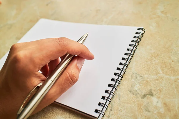 bir defter kalem ile yazmak 