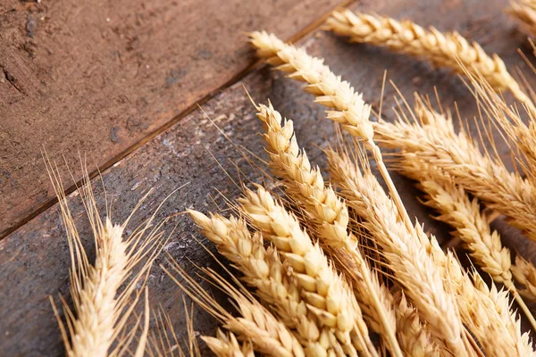 ahşap zemin üzerinde buğday spikelets