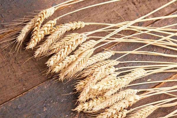 ahşap zemin üzerinde buğday spikelets