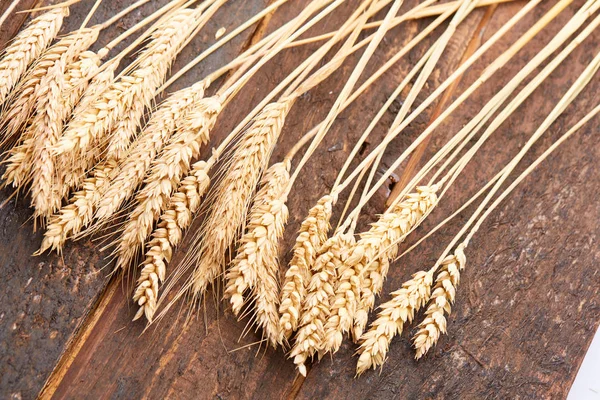 ahşap zemin üzerinde buğday spikelets