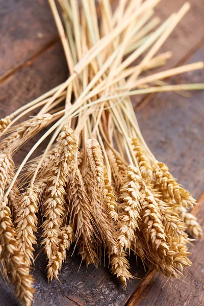 ahşap zemin üzerinde buğday spikelets