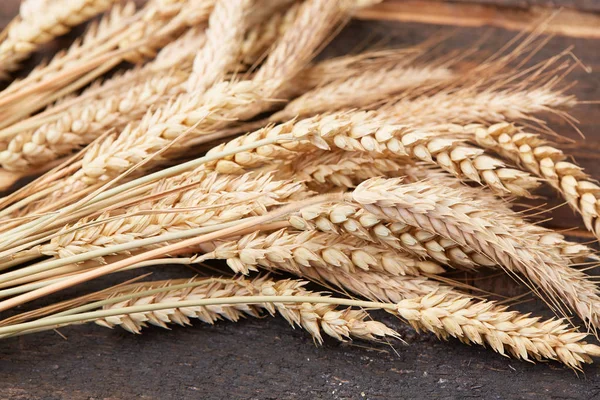 Колоски пшеницы на деревянном фоне — стоковое фото