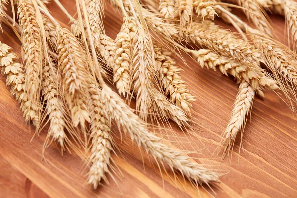 ahşap zemin üzerinde buğday spikelets