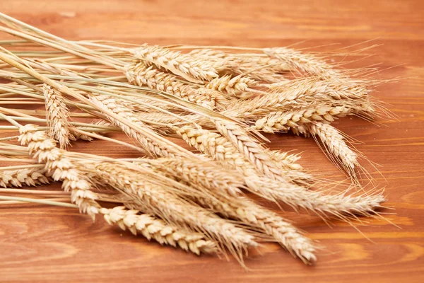 ahşap zemin üzerinde buğday spikelets