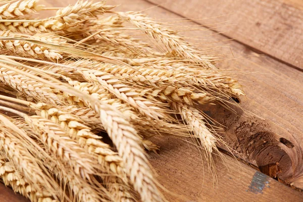 ahşap zemin üzerinde buğday spikelets