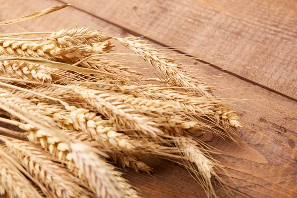 ahşap zemin üzerinde buğday spikelets