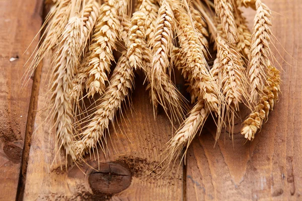 ahşap zemin üzerinde buğday spikelets