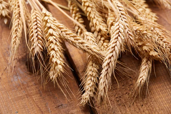 ahşap zemin üzerinde buğday spikelets