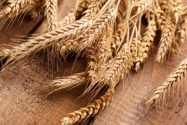 ahşap zemin üzerinde buğday spikelets