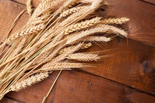 ahşap zemin üzerinde buğday spikelets