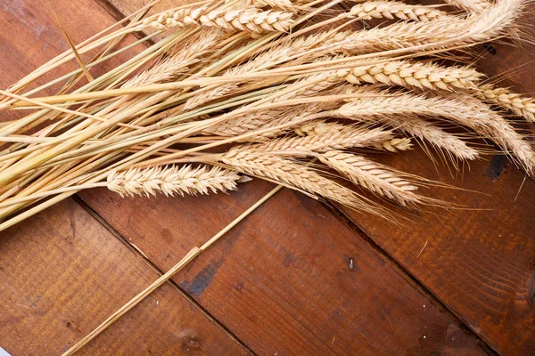 ahşap zemin üzerinde buğday spikelets