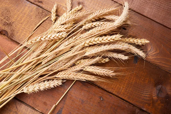 Spikelets of wheat on the wooden background — Stock Photo, Image