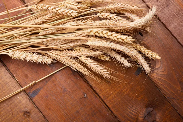 ahşap zemin üzerinde buğday spikelets