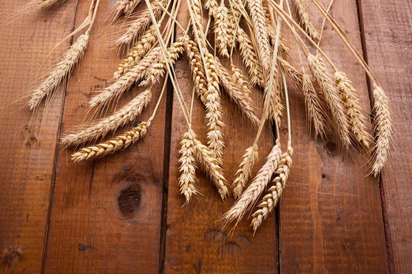 ahşap zemin üzerinde buğday spikelets