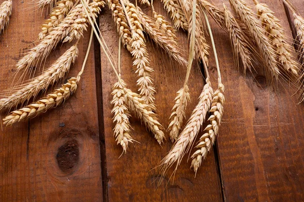 ahşap zemin üzerinde buğday spikelets