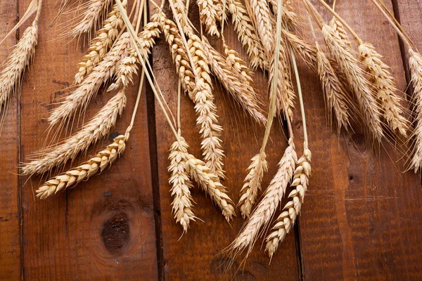ahşap zemin üzerinde buğday spikelets