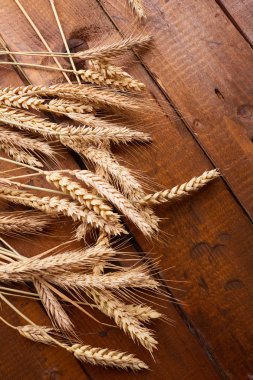 ahşap zemin üzerinde buğday spikelets