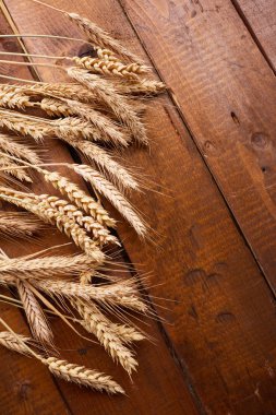 ahşap zemin üzerinde buğday spikelets