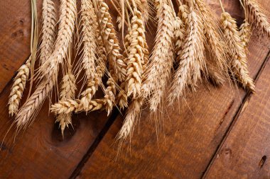 ahşap zemin üzerinde buğday spikelets