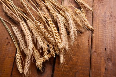 ahşap zemin üzerinde buğday spikelets