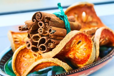 Bael meyve kuru ve tarçın