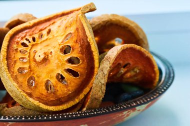 Bael meyve kuru ve tarçın