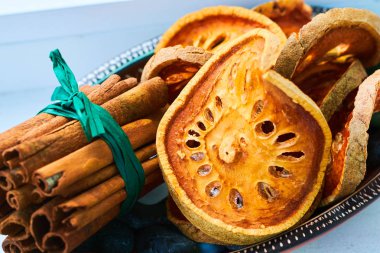 Bael meyve kuru ve tarçın