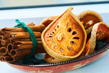 Bael meyve kuru ve tarçın