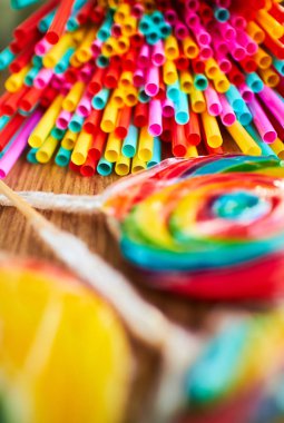 çok renkli kokteyl sopa ve lolipop