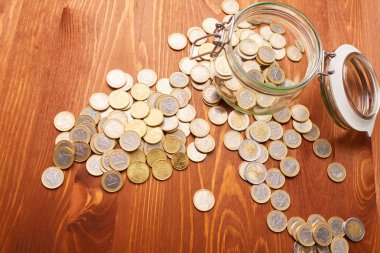 Masadaki bozuk paralar.