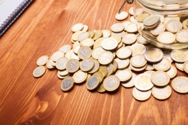 Masadaki bozuk paralar.