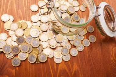 Masadaki bozuk paralar.