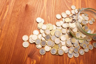 Masadaki bozuk paralar.