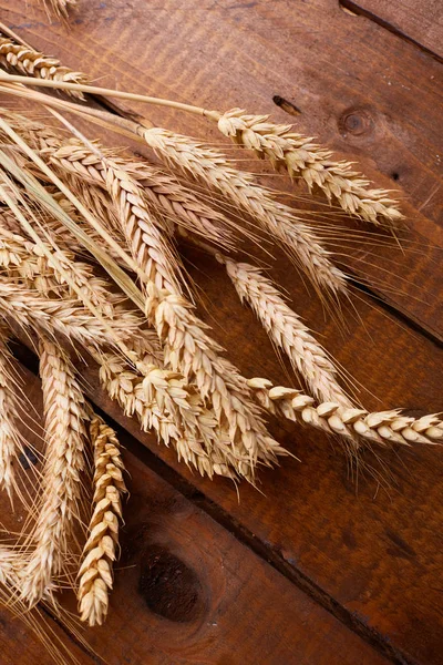 Колоски пшениці на дерев'яному фоні — стокове фото