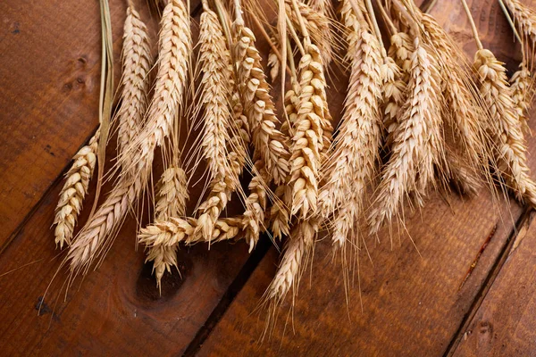 Espiguillas de trigo sobre el fondo de madera —  Fotos de Stock