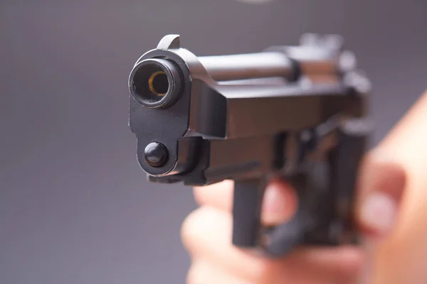 Gun in female hands — Stock Photo, Image