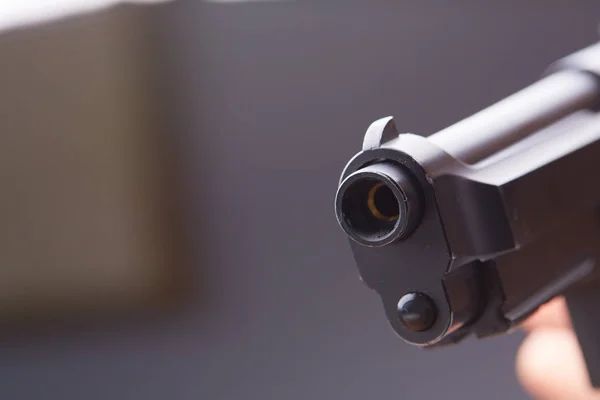 Gun in female hands — Stock Photo, Image