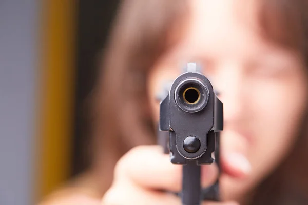 Gun in female hands — Stock Photo, Image