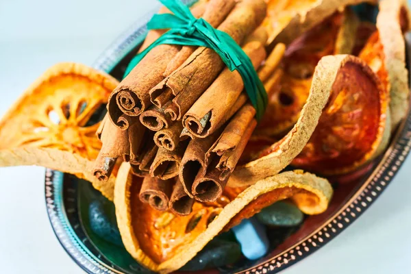 Bael meyve kuru ve tarçın