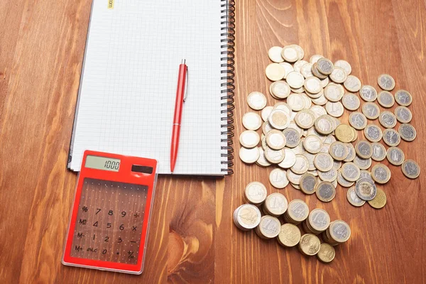 Contar moedas com calculadora — Fotografia de Stock