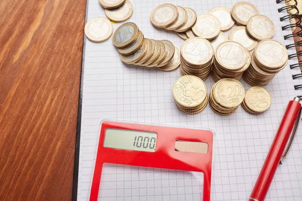 Count coins with calculator — Stock Photo, Image